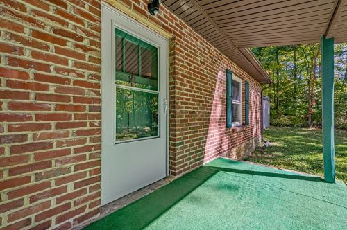 106 Conestoga Cir, Laughlintown, PA 15655-2702