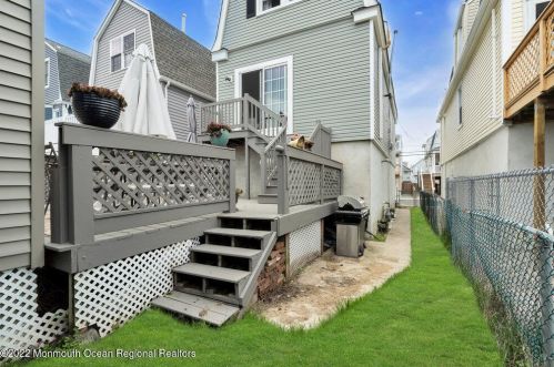 57 Barberie Ave, Monmouth Hills NJ  07732-1518 exterior