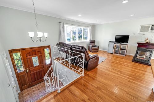7 Rocket Dr, Islip Terrace, NY 11752-2911