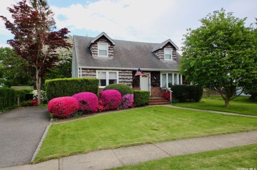 136 11th St, Huntington Station, NY 11746-1820