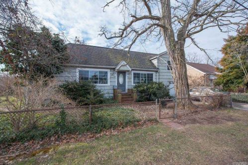 319 Clinton Ave, North Lindenhurst, NY 11757-3838