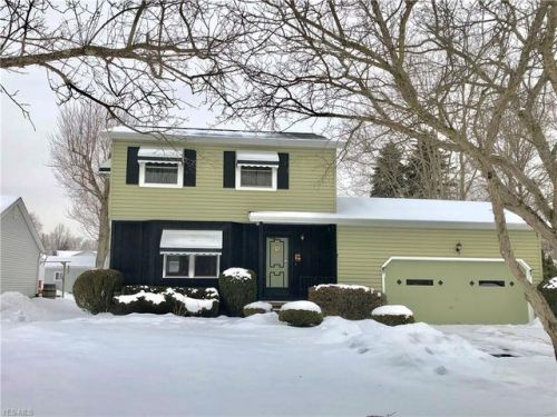 138 Hillview Dr, Hubbard, OH 44425-1239