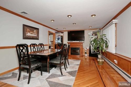 19 Elmhurst St, Elmwood Park NJ  07407-1320 exterior