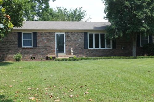 220 Hampton Rd, Columbia, TN 38401-5045