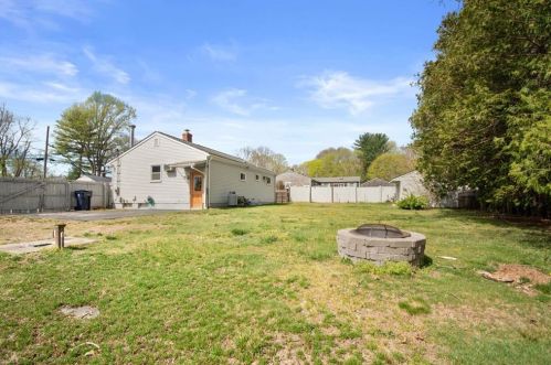 15 Hatfield St, North Kingstown RI  02852-4715 exterior