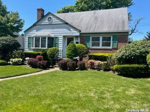 1424 Chelsea Rd, North Wantagh, NY 11793-2411