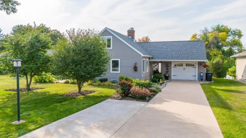 1286 Lakeshore Dr, Menasha, WI 54952-1355