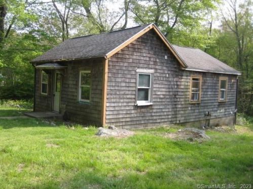 96 Old Colchester Rd, Quaker Hill, CT 06375-1008