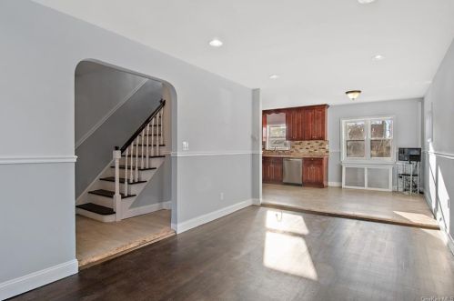 3063 Edson Ave, Bronx, NY 10469-3225