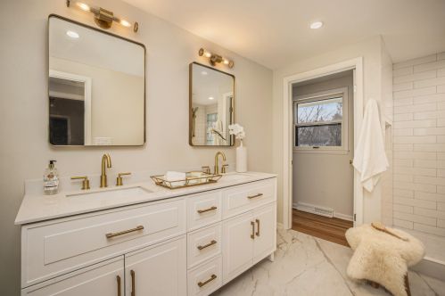 9062 Lake Dr, Milwaukee WI  53217-1974 exterior