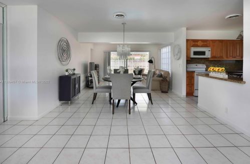 910 13th Ave, Hollywood FL  33019-3131 exterior