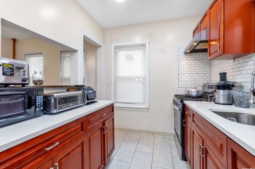 243 Jacob St, Floral Park, NY 11003-2229