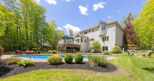 6 Graniks Way, Airmont, NY 10901-3953