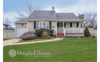 25 Winston Rd, South Setauket, NY 11720-2812