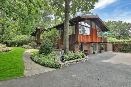 68 Spice Bush Ln, Tuxedo Park NY  10987-3518 exterior