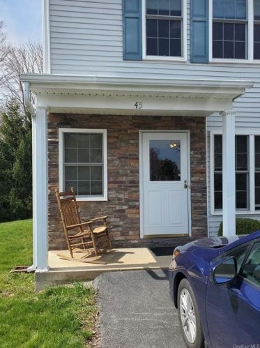 45 Aveonis Ct, Fishkill, NY 12524-1638