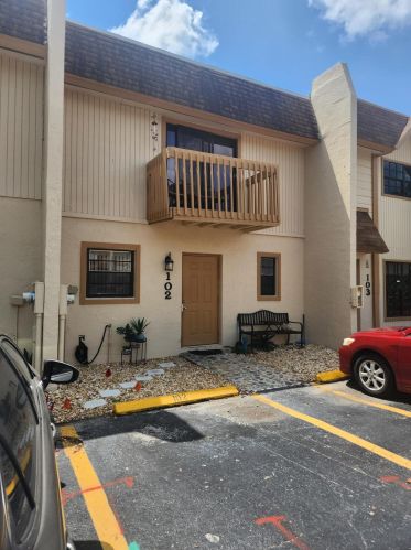 3900 52nd Ave, Hollywood FL  33023-6951 exterior