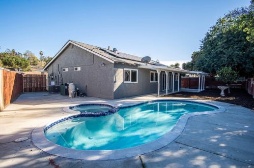 1834 Debra Ln, Vista, CA 92084-3039