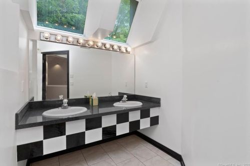 15 Sky Line Dr, Bridgeport CT  06612-1057 exterior