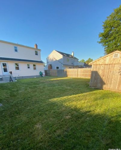 140 Booker Ave, Wheatley Heights NY  11798-4520 exterior