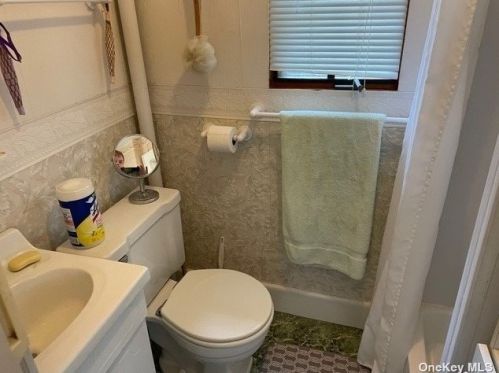 170 Great Neck Rd, Copiague NY  11726-3802 exterior