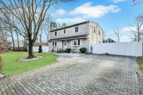 4 Rustic Gate, Panamoka, NY 11961-2125