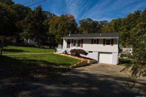 39 Colonial Dr, Mahopac, NY 10541-1536