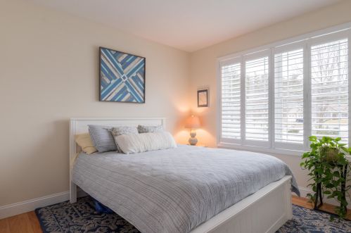 19 Pilgrim Cir, Nashua NH  03063-2827 exterior