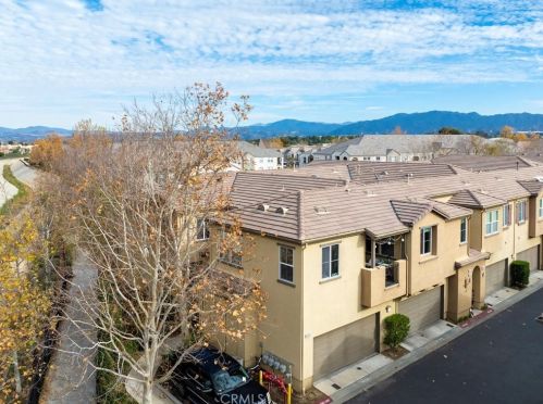 25526 Wharton Dr, Santa Clarita CA  91381-1726 exterior