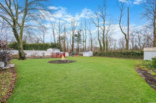 40 Royal Ln, Northport NY  11768-3332 exterior