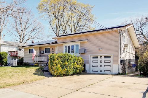 289 6th St, Deer Park, NY 11729-6543