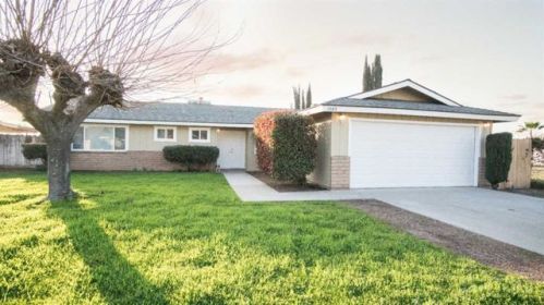 1085 Prospect St, Porterville CA  93257-1024 exterior