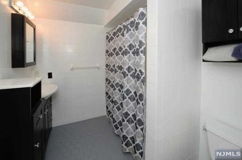 448 James St, N Milford NJ  07646-1022 exterior