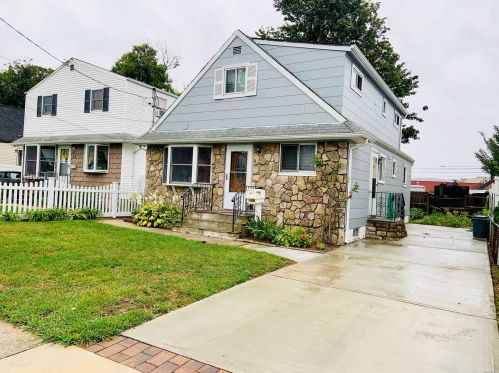 8 Lafayette St, Copiague, NY 11726-4206