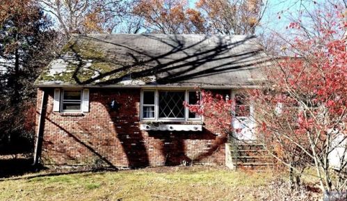 55 Seminole Ave, Oakland, NJ 07436-2910