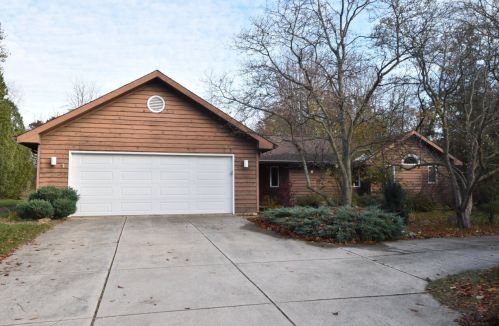 8801 Hart Dr, Waterford WI  53185-1364 exterior