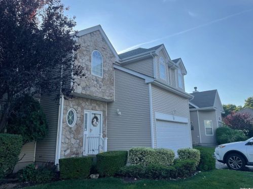 3 Sunflower Ridge Rd, South Setauket, NY 11720-3700