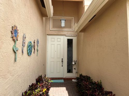 9385 Ivory Isle Rd, Boynton Beach, FL 33473-7876