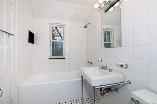 23 Lewis Ave, Hartsdale NY  10530-2803 exterior