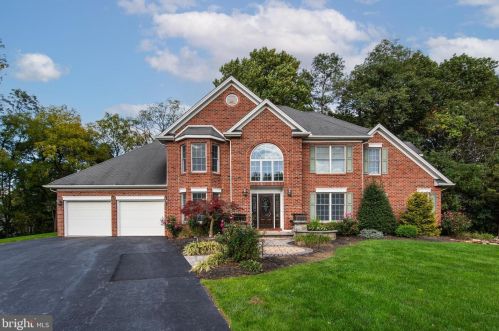 897 Sunrise Cir, Harrisburg, PA 17111-4651