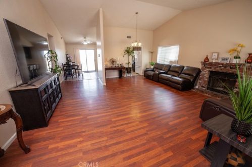 2869 La Vida Dr, Lancaster CA  93535-5873 exterior