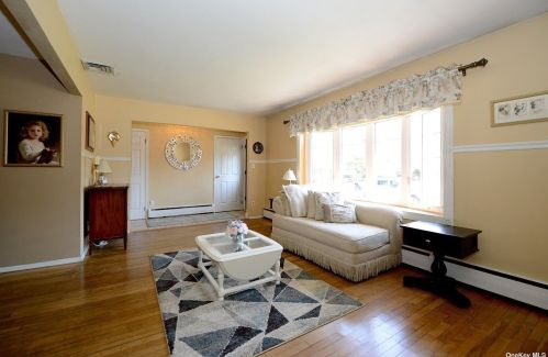719 Outlook Ave, Babylon, NY 11704-4417
