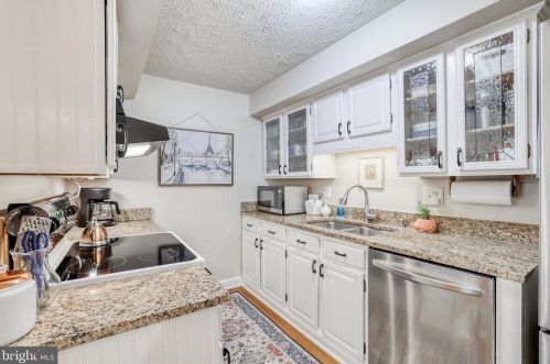 10902 Barton Hill Ct, Herndon VA  20191-5000 exterior