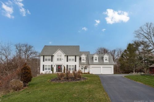 9 Ina Blvd, Waterford, CT 06385-1513