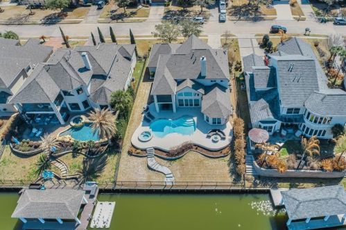 2913 Sea Channel Dr, Taylor Lake Village, TX 77586-1641