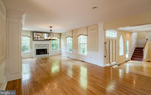 1042 Charter Oaks Dr, Lansdale PA exterior