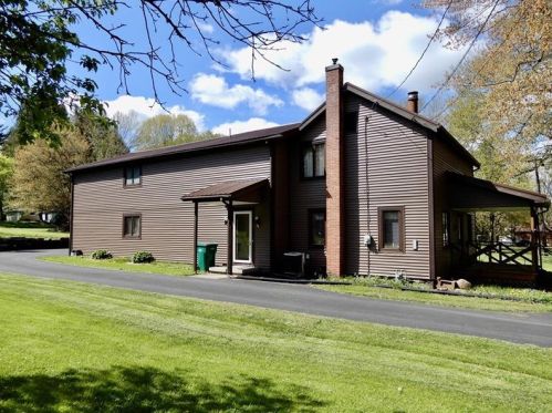 21 Elbow St, Sandy Lake, PA 16145-3703