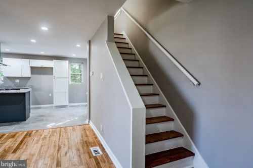 156 Riverview Dr, New Castle DE  19720-2732 exterior