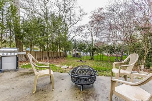 15 Country Club Dr, Gales Ferry CT  06339-1714 exterior