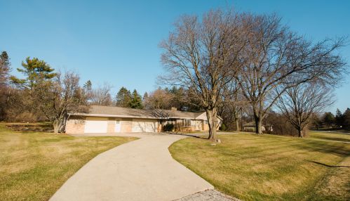 19200 Southview Ln, Waukesha, WI 53146-1341